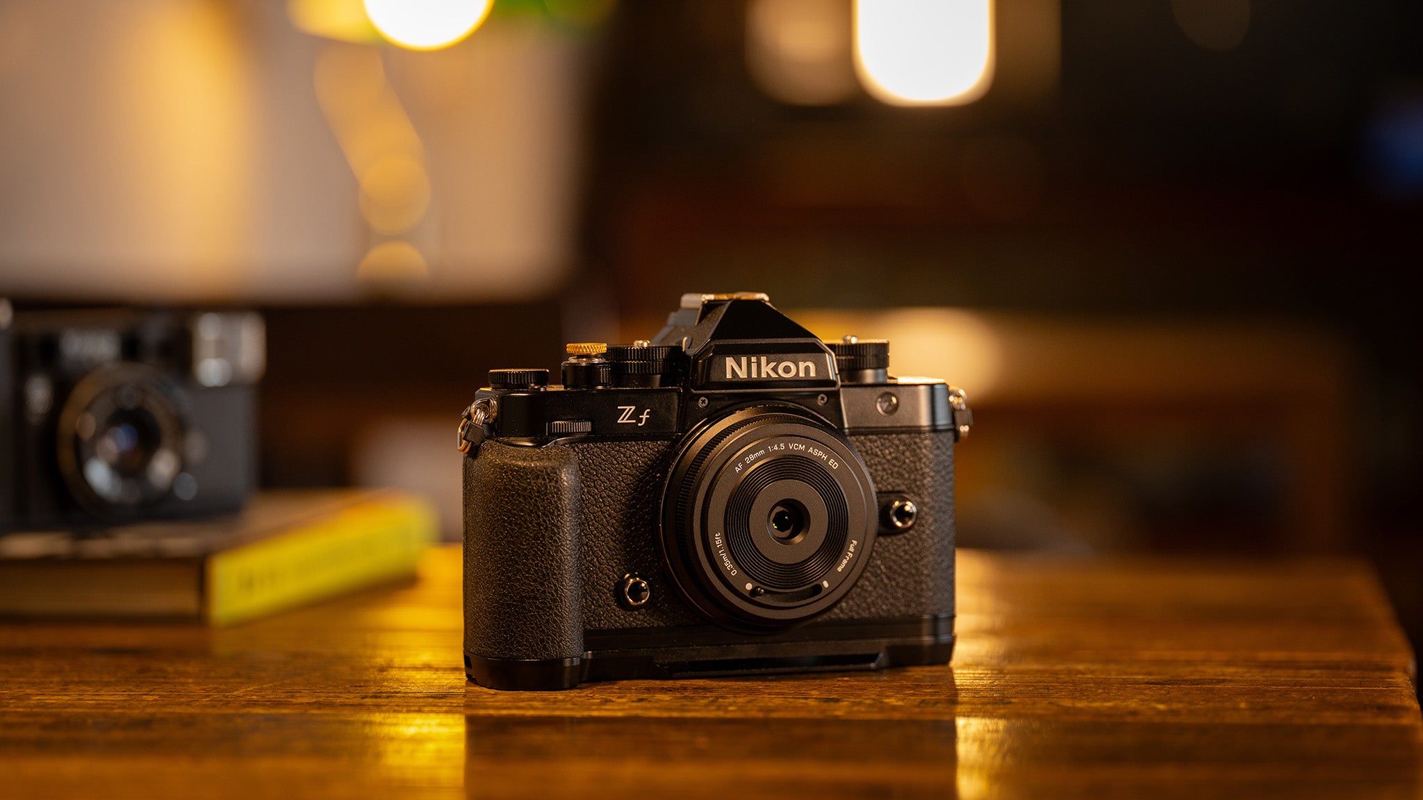 Creative lens for Nikon mirrorless