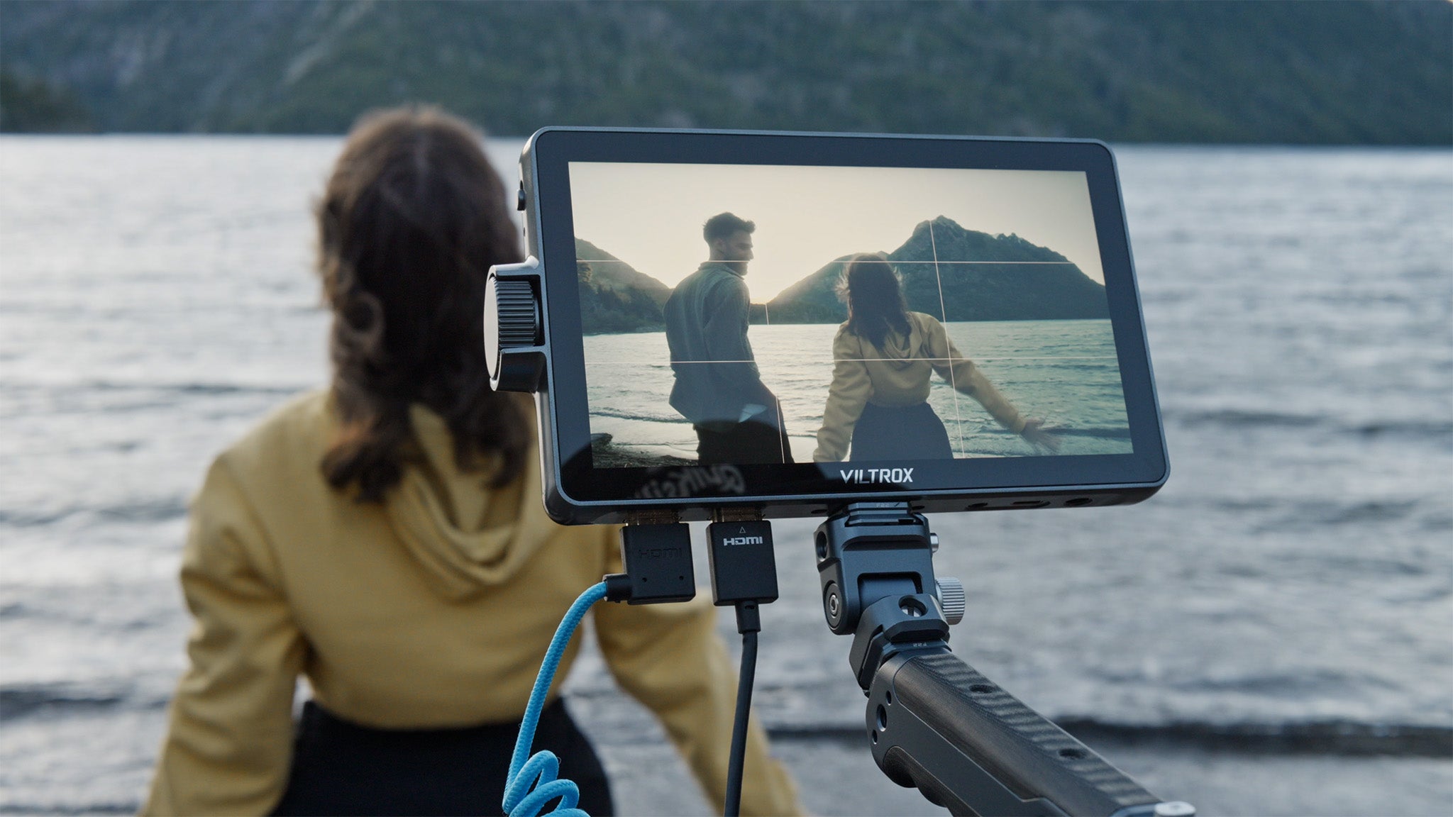 Professional video field monitor for filmmakers in outdoor sunlight