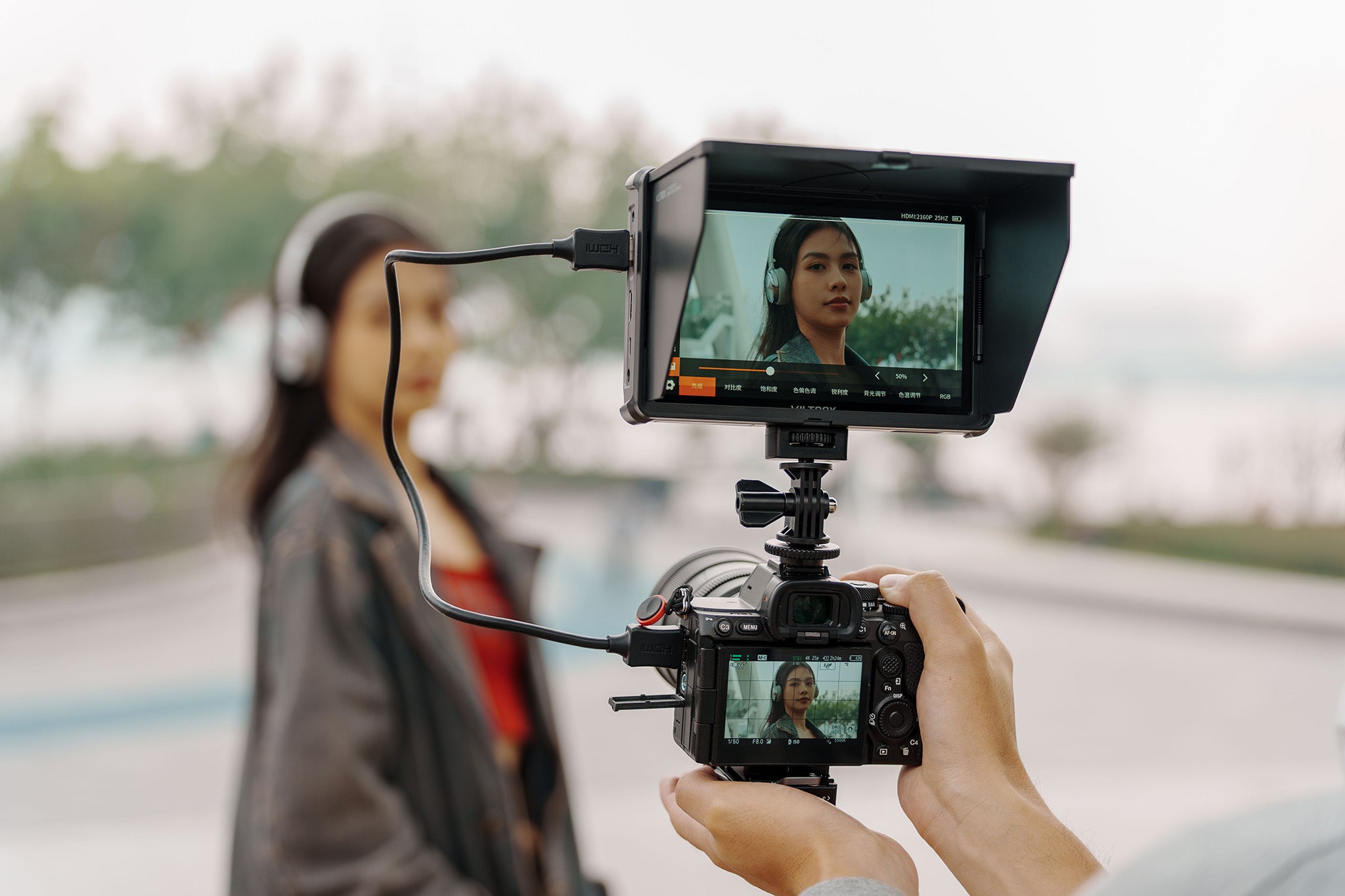 High-brightness camera monitor for outdoor film shooting