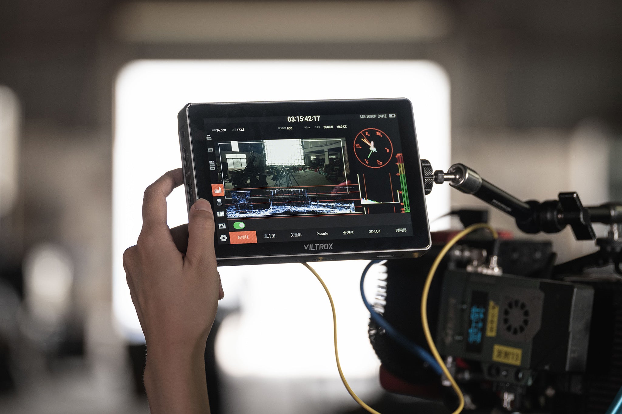 Viltrox DC-A1 2800-nit daylight viewable monitor screen demo